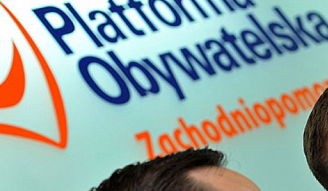 Platforma Obywatelska chce zmierzyć się z rządem Beaty Szydło w debatach programowych, m.in. na temat spraw gospodarczych, zagranicznych i wojskowych. Premier Beata Szydło przypomina jednak, że PO nie odpowiedziała jeszcze na cztery pytania, postawione przez Prawo i Sprawiedliwość w ubiegłym tygodniu.