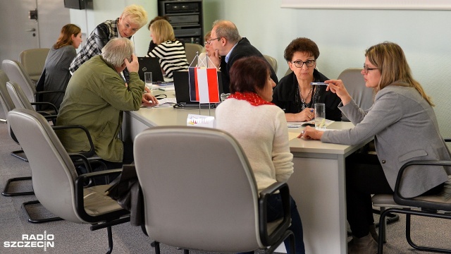 Wystarczy podać imię, nazwisko i datę urodzenia, a urzędnicy powiedzą czy należy się nam niemiecka emerytura. W Zakładzie Ubezpieczeń Społecznych w Szczecinie trwają Polsko-Niemieckie Dni Poradnictwa. Urzędnicy w obu językach wyjaśniają najbardziej skomplikowane przypadki.