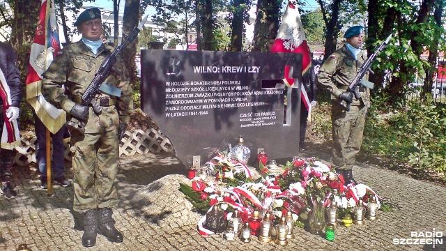 Hołd ofiarom zbrodni z 1942 roku oddali w piątek w Szczecinie przedstawiciele miasta, kombatanci i uczniowie. Złożyli oni kwiaty pod pomnikiem Pamięci Młodzieży Wileńskiej na Cmentarzu Centralnym w Szczecinie.