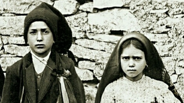Papież Franciszek ogłosił w Fatimie świętymi Hiacyntę i Franciszka Marto - dwójkę dzieci, które przed stu laty były świadkami objawień Matki Bożej. Teolodzy i publicyści uważają, że ta kanonizacja pokazuje wagę i aktualność przesłania Maryi.