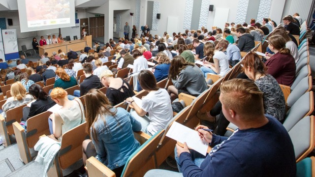 140 osób napisało w sobotę w Szczecinie III Dyktando Uniwersyteckie. Jego inicjatorką jest prof. Ewa Kołodziejek z Wydziału Filologicznego Uniwersytetu Szczecińskiego, która w tym roku wraz z dr. Rafałem Sidorowiczem przygotowała tekst pt. Marzeny miraże podróży.
