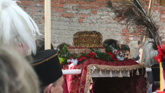 Kilka tysięcy osób wzięło udział w procesji ku czci świętego Stanisława z Wawelu na Skałkę. Przy dźwiękach Dzwonu Zygmunt i przy śpiewie litanii do wszystkich świętych, niesione były relikwie patrona Polski oraz świętego Brata Alberta, siostry Faustyny i świętego Jana Pawła II.