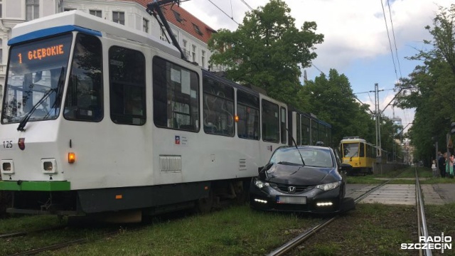 Wypadek na ulicy Piłsudskiego w Szczecinie. W pobliżu placu Odrodzenia tramwaj linii 1 zderzył się z samochodem osobowym. Jedna osoba jest poszkodowana.