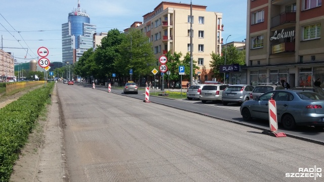 Na Wyzwolenia rozpoczęła się wymiana nawierzchni. Od placu Żołnierza stary asfalt zdjęto już na dwóch, a za placem Rodła do Malczewskiego na trzech pasach jezdni.