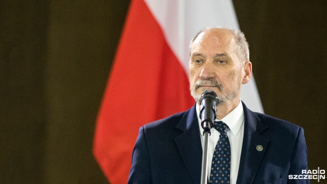 Polska jest gotowa do współpracy w ramach europejskiego przemysłu zbrojeniowego, ale z zagwarantowaniem suwerenności w podejmowaniu decyzji. Takie stanowisko minister obrony narodowej Antoni Macierewicz przekazał w Brukseli podczas unijnej narady ministerialnej.