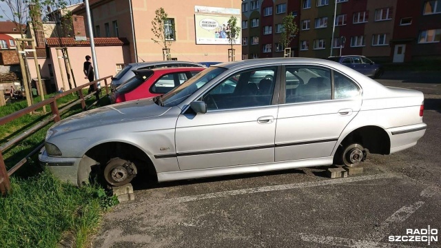 W ciągu ostatniego miesiąca na cegłach złodzieje zostawili pięć samochodów. Łączna wartość strat to kilkanaście tysięcy złotych.