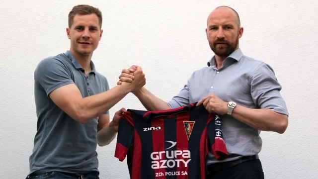 26-letni pomocnik podpisał ze szczecińskim klubem 3-letni kontrakt obowiązujący od 1 lipca. Zawodnik swoją przygodę z piłką rozpoczął w klubie Stadion Śląski Chorzów, następnie grał w pierwszoligowym GKS Katowice.