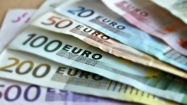 Komisja Europejska zamierza do 2025 roku wprowadzić wspólną walutę euro we wszystkich krajach unijnych - napisał Frankfurter Algemeine Zeitung.