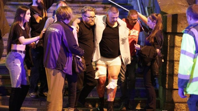 Do zdarzenia doszło po koncercie amerykańskiej piosenkarki Ariany Grande w hali Manchester Arena w Wielkiej Brytanii. Z danych brytyjskiej policji wynika, że zginęły 22 osoby, wśród nich są dzieci. 59 osób jest rannych. Policja dodaje również, że traktuje te zdarzenie jako zamach terrorystyczny.