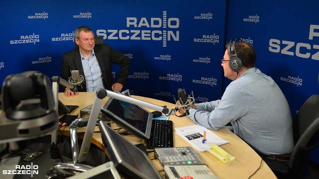 Zmiana waluty byłaby korzystna dla polskiego budżetu - uważa Tomasz Szybowski z Nowoczesnej. Gość Rozmów pod krawatem przekonywał, że krajami pierwszej prędkości w Unii Europejskiej są te, które przyjęły walutę euro.
