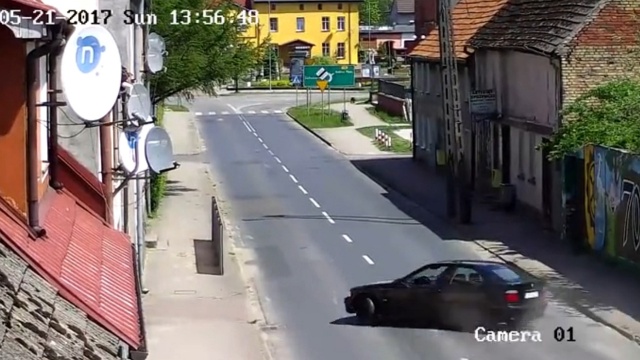 O dużym szczęściu może mówić kierowca BMW z Drawna, który stracił panowanie nad autem i na prostym odcinku drogi wpadł na chodnik, zniszczył barierę i uderzył w ścianę budynku.