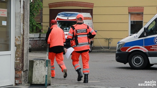 Przyszli do pracy w czarnych koszulkach i w ten sposób ratownicy medyczni ze Szczecina rozpoczęli w środę ogólnopolski protest. Demonstrowali mimo obiecanych przez ministerstwo podwyżek, gdyż domagają się dwukrotnie więcej czyli takiego wzrostu płac jak pielęgniarki - o 1600 zł.