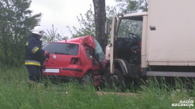 Jedna osoba zginęła, a dwie zostały ranne w wypadku w miejscowości Czarne pod Gryficami. W środę przed godz. 17 zderzyły się tam samochód osobowy i ciężarówka.
