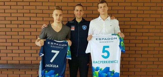 Espadon pozyskał dwóch nowych siatkarzy. Kontrakty ze szczecińskim klubem podpisali dwaj utalentowani: 19-latkowie Marcin Jaskuła i Adrian Kacperkiewicz.
