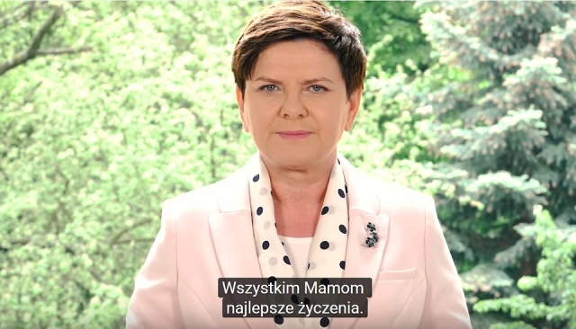 Premier Beata Szydło złożyła życzenia wszystkim mamom. - Sama jestem matką i wiem, że pełniąc wiele ról w życiu to właśnie bycie mamą jest tym najwspanialszą i najważniejszą - podkreśliła Beata Szydło w wystąpieniu.