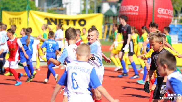 Anglia rozbiła Bośnię i Hercegowinę 8:0 - takim wynikiem zakończył się pierwszy mecz eliminacji Netto Mini Mundialu 2017, które w sobotę odbywają się w Dźwirzynie. W reprezentacjach narodowych grają uczniowie tamtejszych podstawówek.