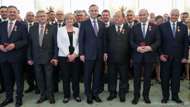 Prezydent Andrzej Duda odznaczył kilkudziesięciu samorządowców za działania na rzecz społeczności lokalnych. Uroczystość odbyła się w Pałacu Prezydenckim z okazji Dnia Samorządu Terytorialnego.