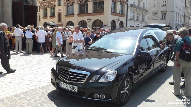 W Krakowie zakończyły się uroczystości pogrzebowe Zbigniewa Wodeckiego. Artystę w Bazylice Mariackiej żegnała rodzina, przyjaciele oraz tłumy fanów.