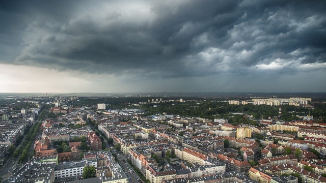 Intensywne burze zbliżają się znad Niemiec na Pomorze Zachodnie, front jeszcze znajduje się nad Meklemburgią - Pomorzem Wschodnim. Około godz. 13 silne opady mogą wystąpić w przygranicznej części regionu.