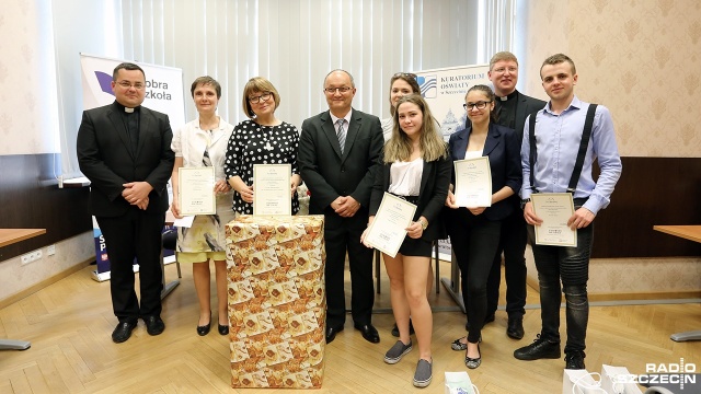 Uczniowie 1 LO w Szczecinie rekordzistami ogólnopolskiej akcji charytatywnej Grosz do Grosza. Zebrali ponad 1500 złotych - to najwyższa kwota zebrana w jednej szkole.