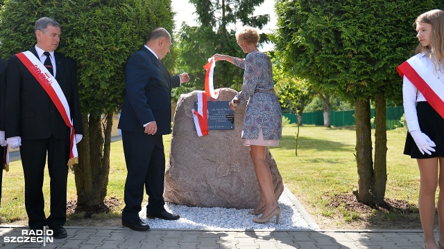 Tablica upamiętniającą rotmistrza Witolda Pileckiego stanęła przed Szkołą Podstawową w Będargowie.