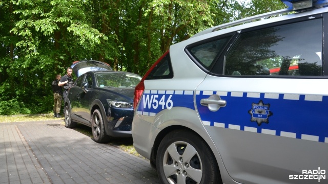 Kierowca pozostawił psa w rozgrzanym samochodzie - ujadające zwierzę zauważyli przechodnie. Do zdarzenia doszło na jednym z parkingów w Kołobrzegu.