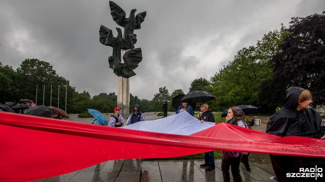 Kilkaset osób wzięło udział w Marszu dla Demokracji w rocznicę pierwszych częściowo wolnych wyborów w Polsce.