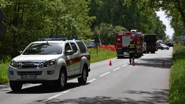 Motocyklista uderzył w śmieciarkę na ulicy Pomorskiej w Świnoujściu. Do wypadku doszło w poniedziałek po godzinie 13.30. Motocyklista zginął na miejscu.
