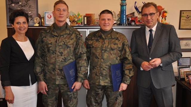 Żołnierze uratowali tonącego, pijanego mężczyznę, który wpadł do Kanału Drzewnego w Kołobrzegu.