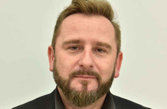 Poseł Piotr Liroy Marzec wyrzucony z klubu Kukiz03915. Do mediów przed chwilą dotarło oświadczenie w tej sprawie.