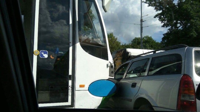 Po zderzeniu osobowego opla z tramwajem linii nr 12 nastąpiły utrudnienia w ruchu.