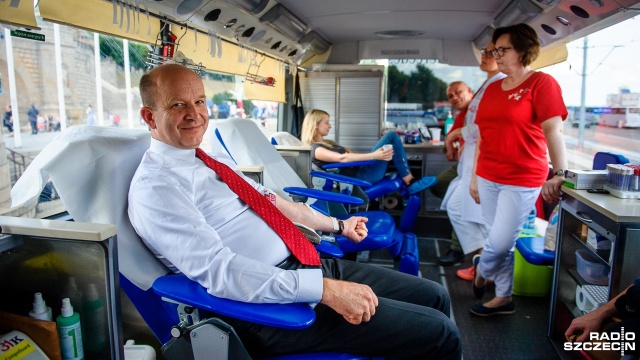 Mobilny punkt poboru krwi oraz duża scena koncertowa stanęły w sobotę na szczecińskich Wałach Chrobrego. To początek tegorocznej akcji Czerwona Nitka promującej honorowe krwiodawstwo. Od soboty krwiobusy zaczną przemierzać Polskę szukając ludzi gotowych nieść pomoc.