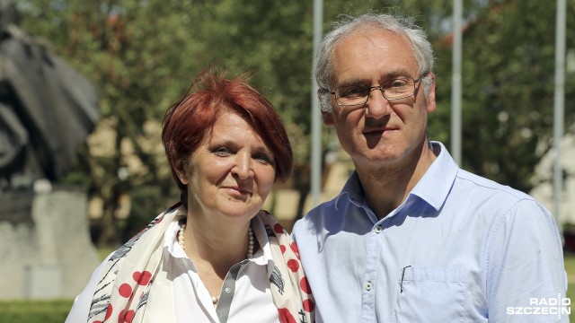 Wtedy spotkaliśmy się z naszym rodakiem, dziś wiemy, że doświadczyliśmy kontaktu ze świętym - tak swoje spotkanie z Janem Pawłem II wspominają Małgorzata i Janusz Modrzejewscy. O euforii, łzach szczęścia i radości, jaka panowała 30 lat temu na Jasnych Błoniach opowiadają ci, którzy zostali wybrani jako rodzina wielopokoleniowa, by przywitać przybysza z Watykanu.