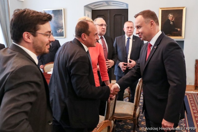 Posłowie Ruchu Kukiz03915 zadeklarowali współpracę z prezydentem w sprawie referendum konstytucyjnego. Poinformował o tym po spotkaniu Andrzeja Dudy z posłami pełnomocnik prezydenta do spraw referendum, Paweł Mucha.