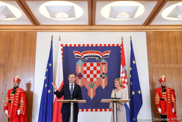 Szczyt Trójmorza będzie okazją do sfinalizowania nowych pomysłów w regionie - tak uważają prezydenci Polski i Chorwacji. Zaplanowane na 6 i 7 lipca spotkanie przywódców 12 krajów Europy Środkowo-Wschodniej w Warszawie było głównym tematem rozmów Andrzeja Dudy i Kolindy Grabar-Kitarović w Zagrzebiu. To właśnie prezydenci Polski i Chorwacji są gospodarzami warszawskiego spotkania.