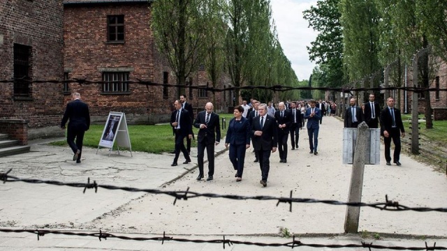 Przedstawiciele najwyższych władz państwowych, pracownicy muzeum oraz bliscy byłych więźniów uczestniczyli w Oświęcimiu w obchodach 77. rocznicy pierwszego transportu do obozu Auschwitz. Dziś obchodzony jest Narodowy Dzień Pamięci Ofiar Nazistowskich Obozów Koncentracyjnych i Zagłady.