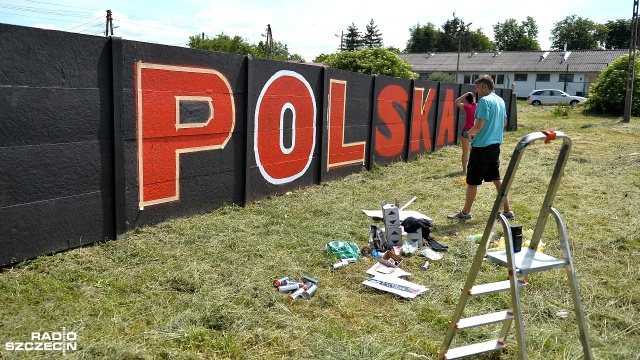 Prace nad patriotycznym muralem nieopodal drogi krajowej nr 13 ruszyły w czwartek rano.
