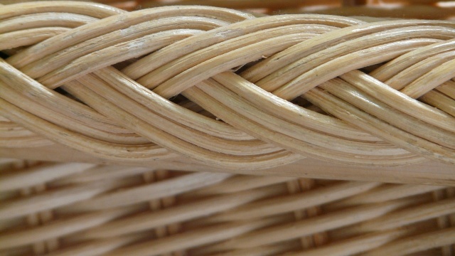 Wystające, ostre elementy albo brak instrukcji po polsku - to zastrzeżenia Inspekcji Handlowej i Urzędu Ochrony Konkurencji i Konsumentów do producentów mebli ogrodowych.