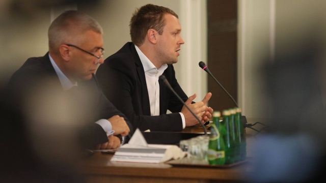 Michał Tusk potwierdził, że jego ojciec - wówczas premier - ostrzegał go przed pracą w firmie OLT Express. Jak sam przyznał ostrzeżeniami się nie przejął, gdyż przedsiębiorstwo było przedmiotem powszechnych podejrzeń. Do rozmowy miało dojść w lecie 2012 roku.
