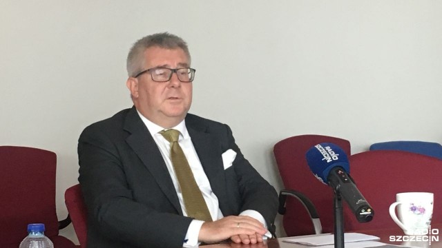 Piłkarskie Mistrzostwa Świata mogą przeszkodzić w nakładaniu unijnych sankcji na Rosję - tak uważa wiceprzewodniczący Parlamentu Europejskiego.