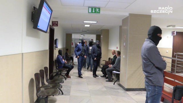 Zatrzymani w aferze polickiej działacze Platformy Obywatelskiej zawiesili się w prawach członków partii - poinformowała Radio Szczecin wiceprzewodnicząca PO w Zachodniopomorskiem Magdalena Kochan.
