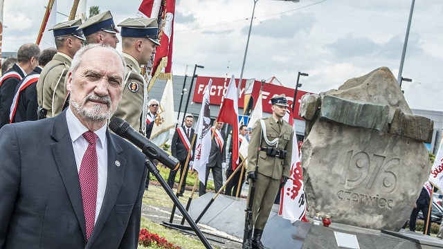 Protesty robotników z 1976 roku wspominano w niedzielę w stołecznym Ursusie. Główne obchody rocznicowe zorganizowano na placu przed urzędem warszawskiej dzielnicy. W uroczystościach brali udział: szef MON Antoni Macierewicz, wicemarszałek Sejmu Małgorzata Kidawa-Błońska, władze dzielnicy, radni, dawni związkowcy z zakładów Ursusa i mieszkańcy stolicy.