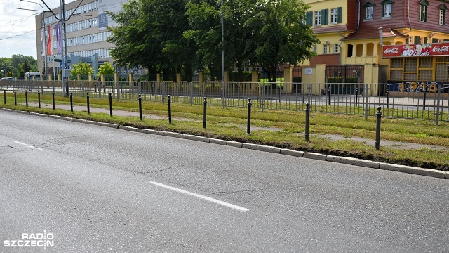 Słupki na niesfornych kierowców stawia Zarząd Dróg i Transportu Miejskiego w Szczecinie. Betonowe i żeliwne przeszkody stanęły w kilku miejscach miasta - oddzielają chodnik od jezdni.