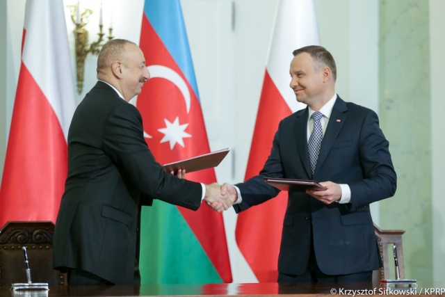 Współpraca gospodarcza i relacje dwustronne zdominowały rozmowy prezydentów Polski i Azerbejdżanu. Ilham Alijew przebywa z oficjalną wizytą w Polsce. Andrzej Duda przypomniał, że po raz ostatni gościł w naszym kraju dziewięć lat temu, za prezydentury Lecha Kaczyńskiego. Prezydenci mają nadzieję, ze nastąpi nowe otwarcie w relacjach dwustronnych między naszymi krajami.