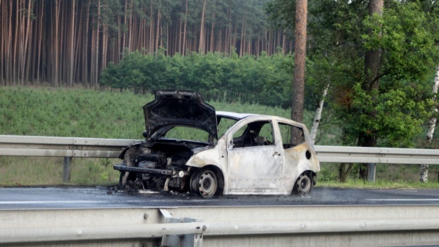 Pożar auta osobowego na S3 na wysokości Warcisławca, między Szczecinem a węzłem Goleniów. Do zdarzenia doszło po 20.00.