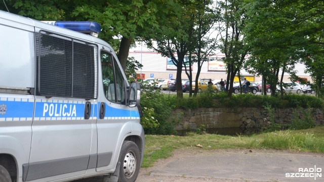 Nie żyje 45-latek, który wpadł do Kanału Drzewnego w Kołobrzegu. O zdarzeniu po godz. 16 w czwartek służby zaalarmowali klienci pobliskiego marketu, którzy zauważyli mężczyznę w wodzie.
