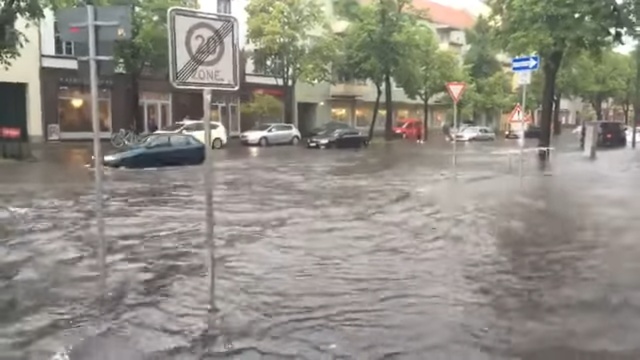 Wielkie ulewy w Berlinie i w Brandenburgii doprowadziły do masowych podtopień.