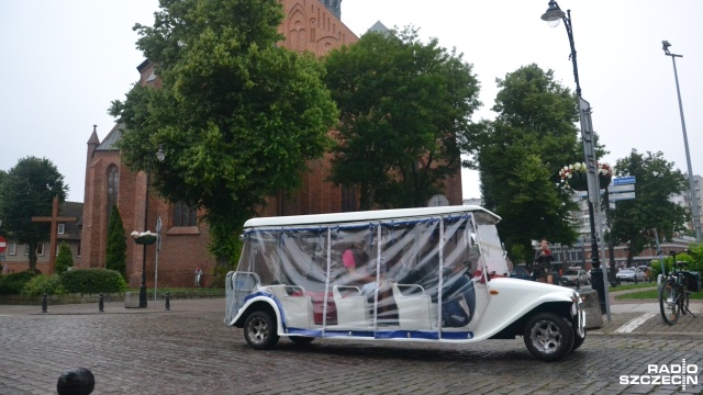 Kołobrzescy kierowcy mają problem z meleksami. To elektryczne auta, którymi turyści zwiedzają miasto. Pojazdy stają się coraz popularniejsze, ale mają jedną kluczową wadę - ich maksymalna prędkość to 25 kmh.