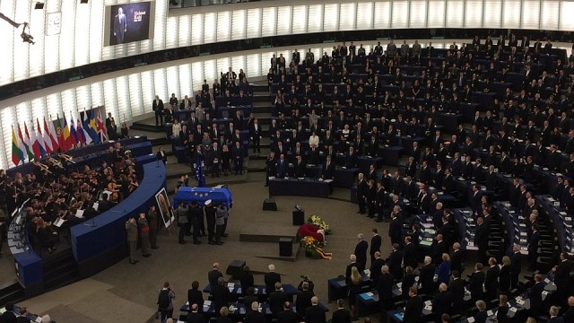W katedrze romańskiej w Spirze pożegnano byłego kanclerza Helmuta Kohla. W uroczystości uczestniczyli zagraniczni goście oraz najważniejsi niemieccy politycy z kanclerz Angelą Merkel i prezydentem Frankiem Walterem Steinmeierem.