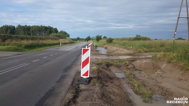 Wypoczywający nad morzem w okolicach Rewala, Niechorza, Pobierowa czy Trzęsacza mają sporo kłopotów podróżując wojewódzką 102 wzdłuż wybrzeża.